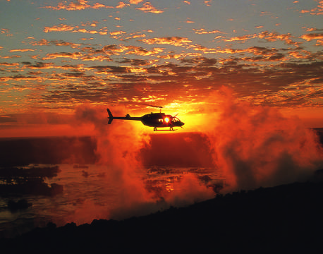 Victoria falls oplevet fra helikopter under solnedgang zimbabwe africa tours