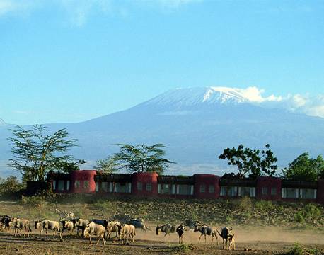 Amboseli Serena Safari Lodge ses med Kilimanjaro Bjerget i baggrunden