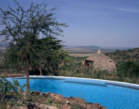 Pool området på Serengeti Serena Lodge, Tanzania 4 africa tours
