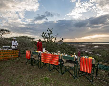 Nyd en middag i det fri på Lake Ndutu Camp, Serengeti, Tanzania 6 africa tours