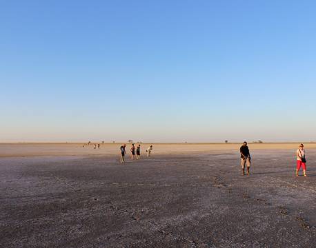 Mennesker vandrer i Makgadikgadi, Botswana africa tours