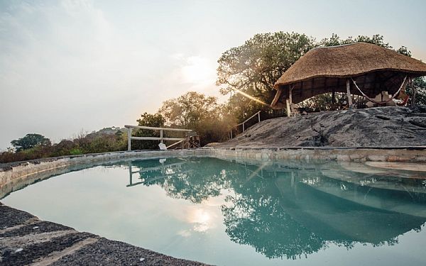Rwakobo Rock r en miljvnlig familjegd lodge som ligger vid utkanten av Lake Mburo nationalpark. Lodgen r belgen p en klippa med fantastisk utsikt ver parken.